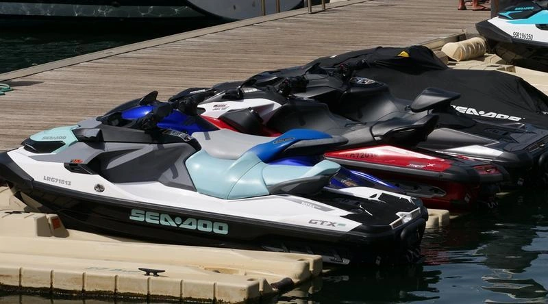 Factors to Consider When Buying a Personal Watercraft alt