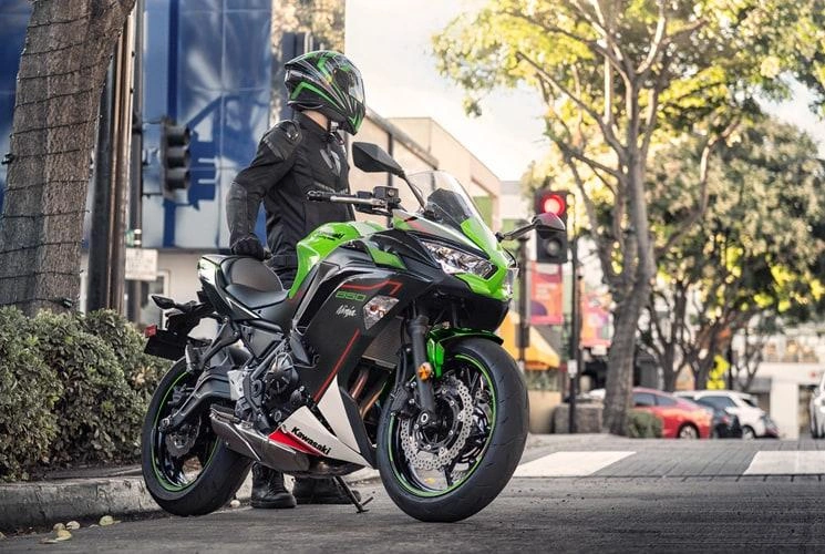 Kawasaki Ninja 650 alt