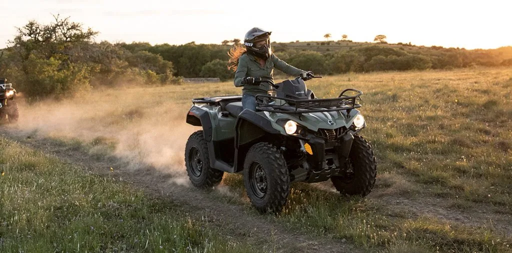 Gamme de VTT, motos, motomarines et motoneiges sur le terrain