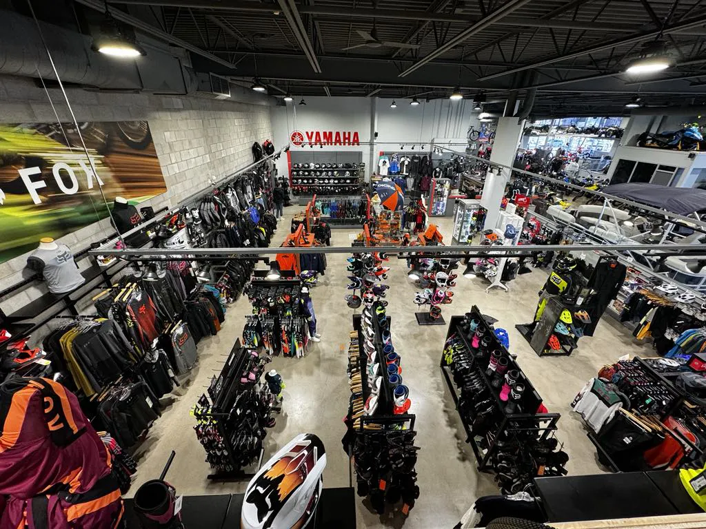 Vêtements et accessoires pour sports motorisés et vélo chez Grégoire Sport – casques, manteaux, bottes, etc.