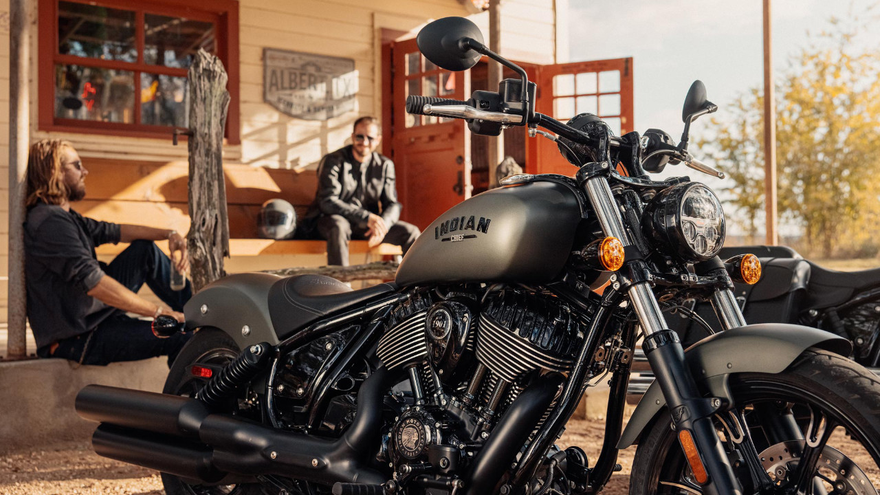 vue latérale avant d'une moto Indian Chief Dark Horse