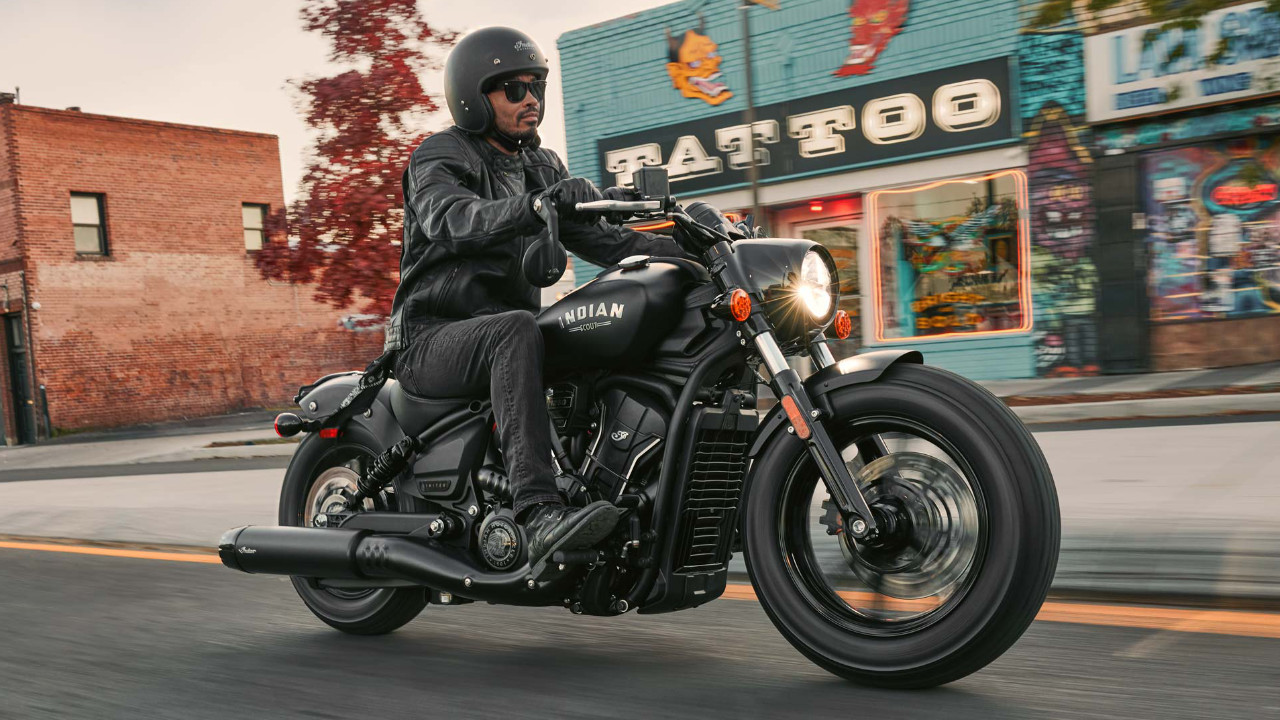 vue latérale avant d'une moto Indian Motorcycle—Scout Bobber sur une rue commerciale