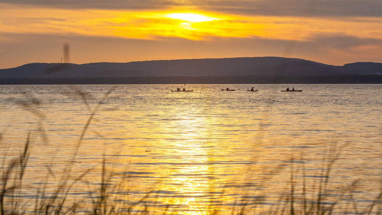 vue du lac des Deux Montagnes au coucher de soleil
