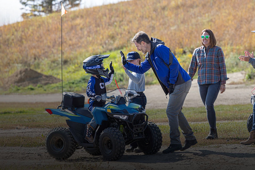 Vue du Polaris Outlaw 70 EFI Limited Edition: