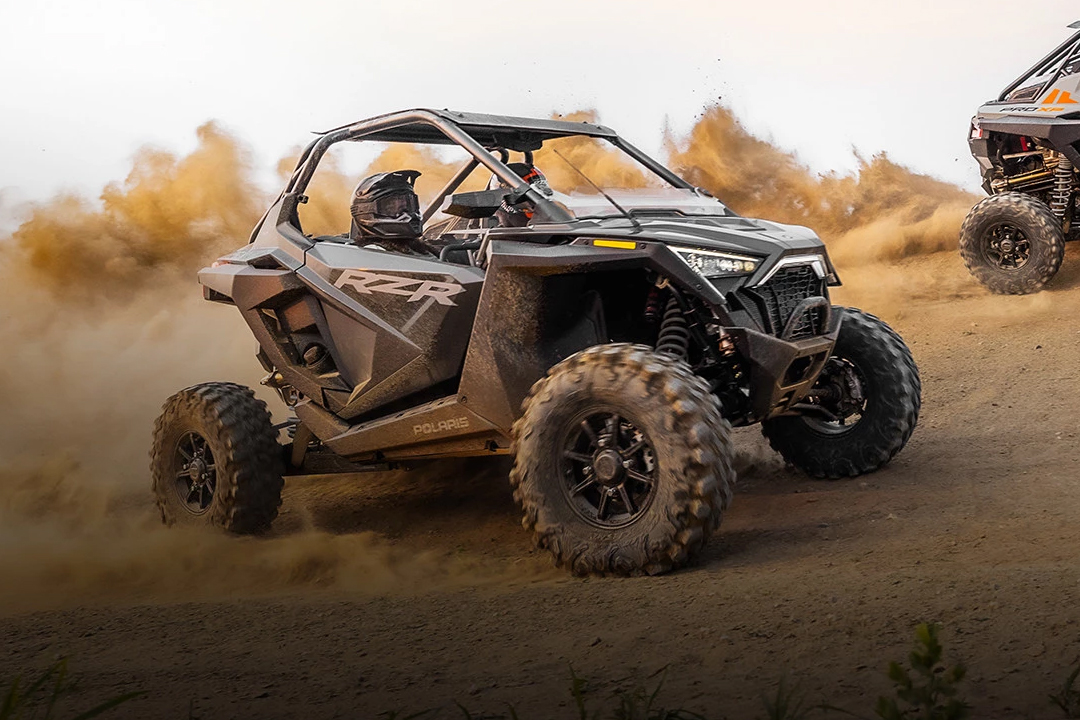 Vue de la puissance dans le sable du Polaris RZR Pro XP4 Sport