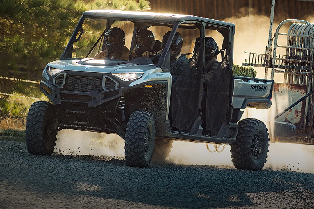 Vue du cote à cotes Polaris Ranger XD 1500 utilitaire 