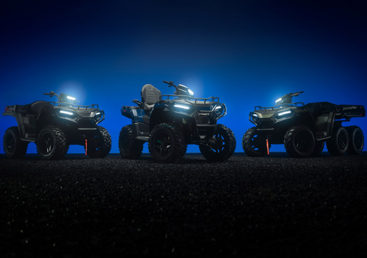 vue latérale avant d'un trio de VTT Polaris Sportsman
