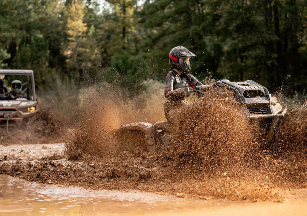 VTT Polaris Sportsman qui traverse une marre de boue