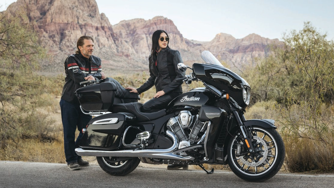 vue latérale d'une moto Indian Motorcycle Roadmaster Powerplus Limited et leur conducteurs