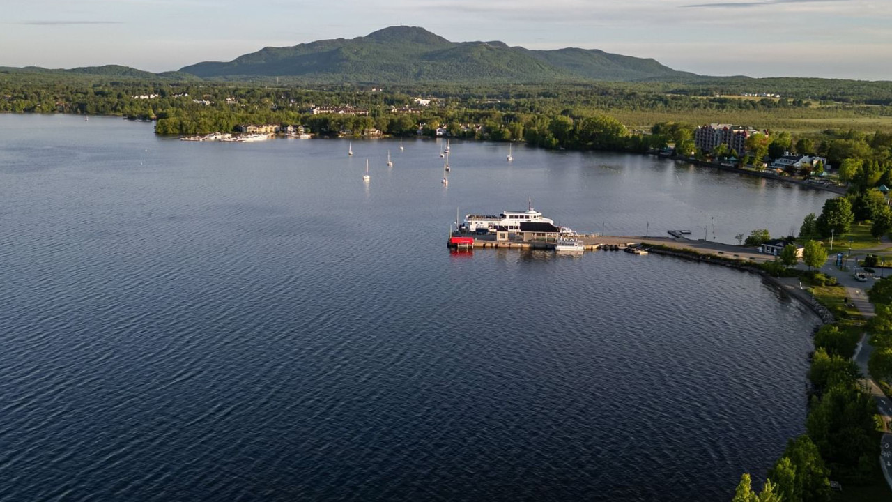 vue aérienne du lac Magog