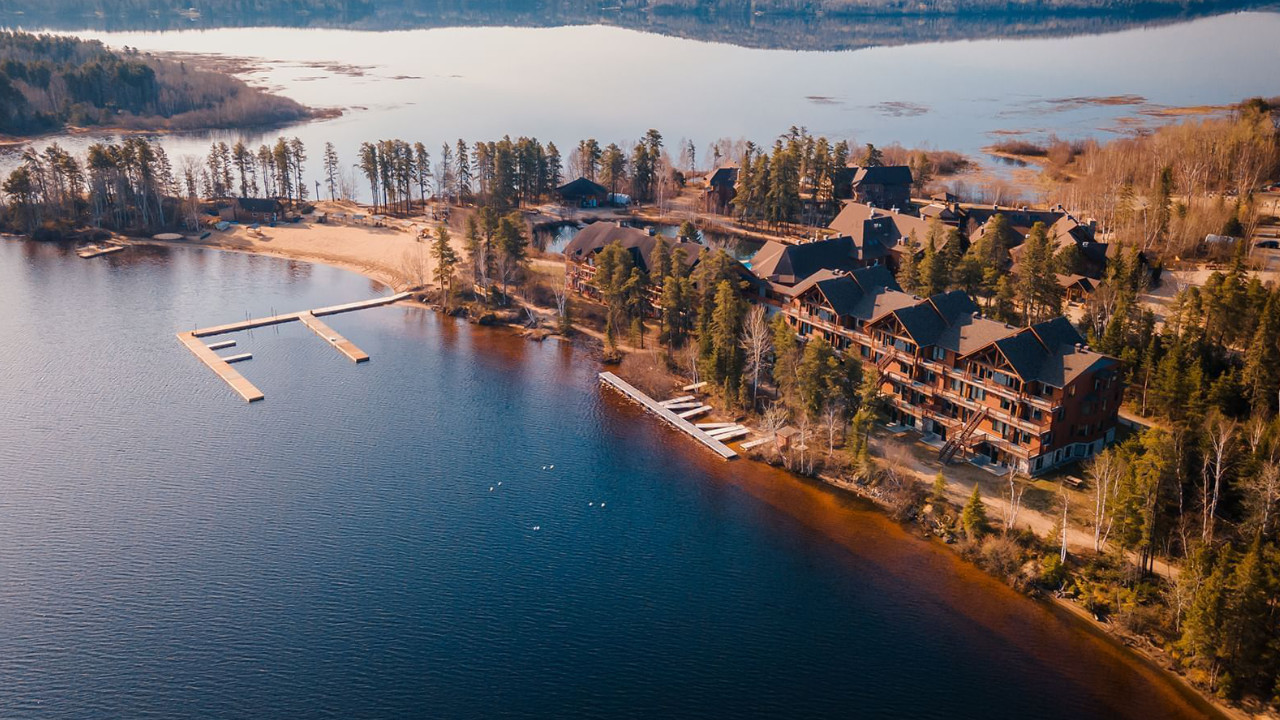 vue aérienne de l'auberge du lac Taureau