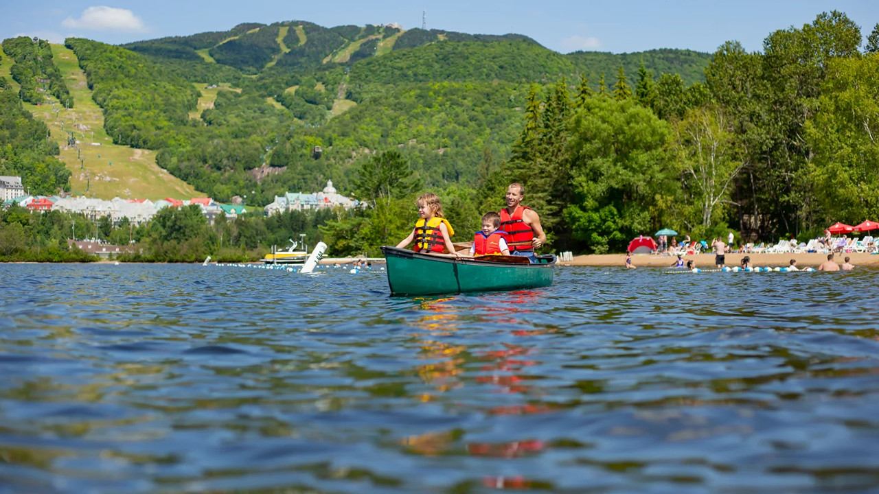 vue d'une famille dans un canot sur le lac Tremblant