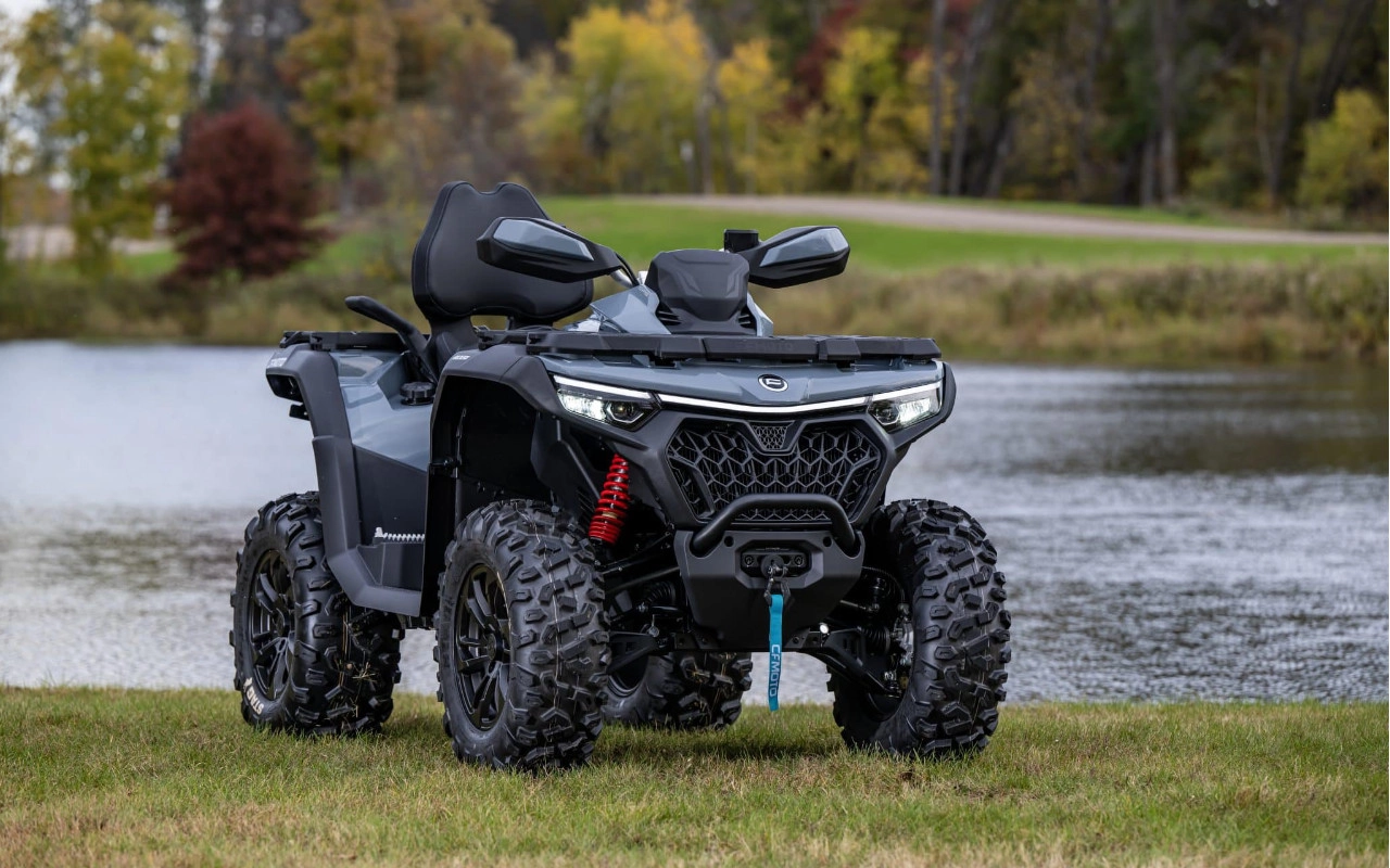 vue latérale avant d'un VTT Cfmoto CFORCE 2025