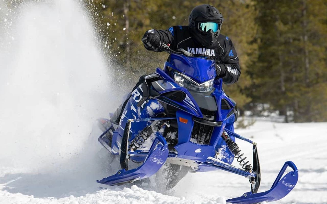 vue latérale avant d'une Motoneige Yamaha