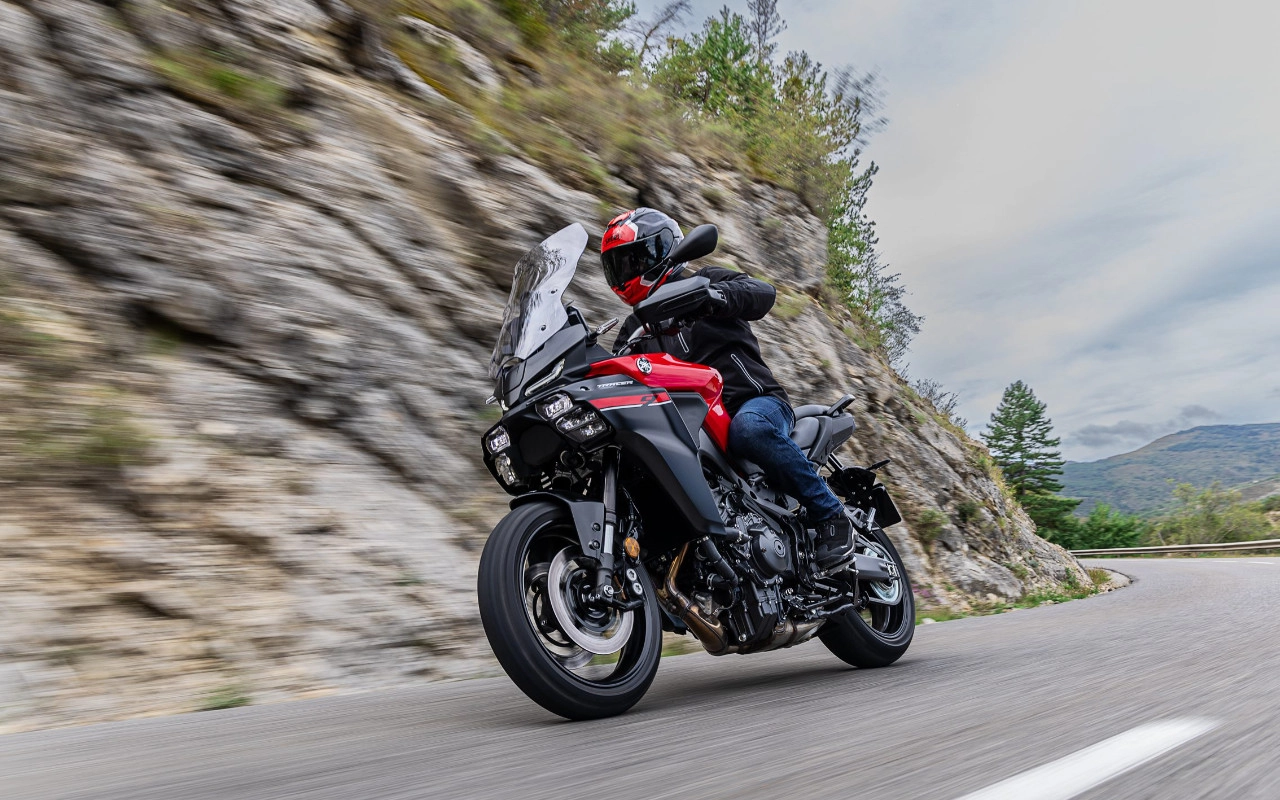 vue latérale avant d'une moto yamahs sur une route de campagne