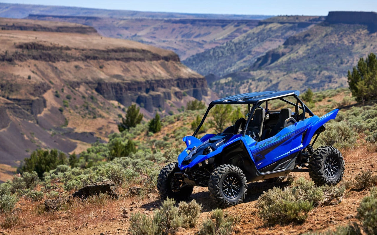 vue latérale avant d'un côte-à-côte Yamaha dans une vallée