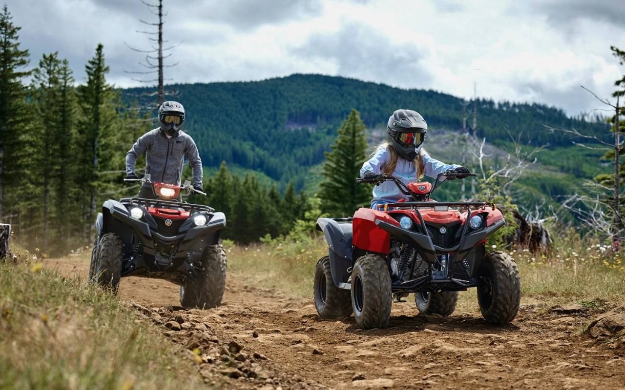 vue latérale avant de deux VTT Yamaha sur un sentier en nature