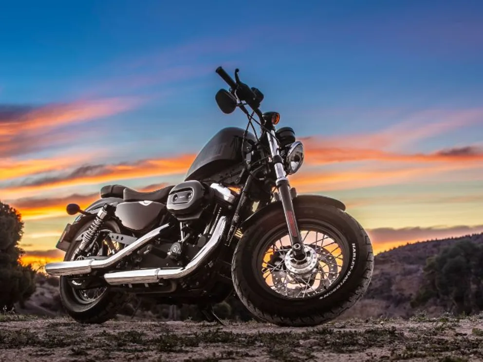 moto usagée au coucher du soleil