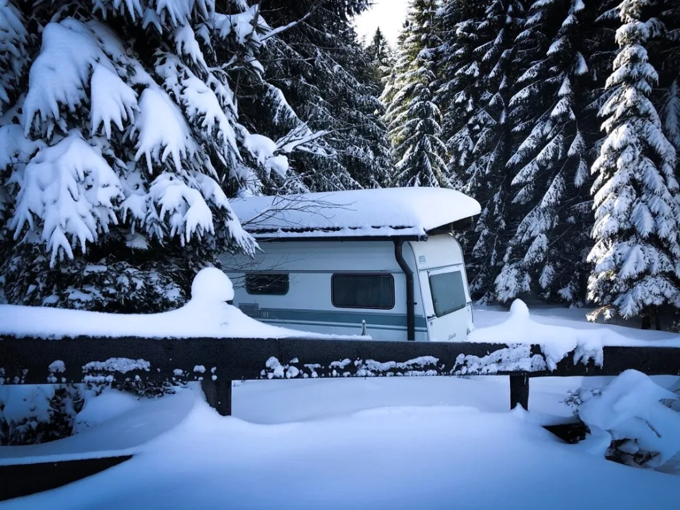 Une roulotte en hivernage.