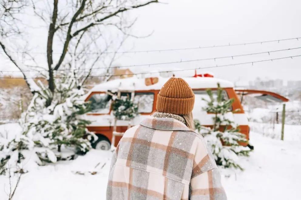 Fille se dirigeant à sa roulotte pendant l'hivernage de celle-ci.