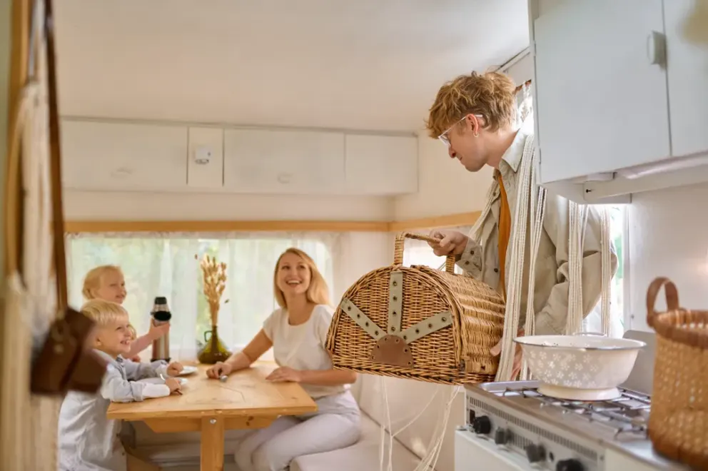 Une famille dans une roulotte, concept de rangement d’une roulotte.
