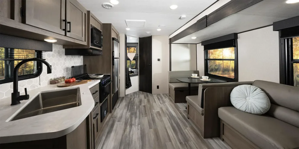 Intérieur incluant un coin-repas spacieux d'une roulotte Starcraft Autumn Ridge.