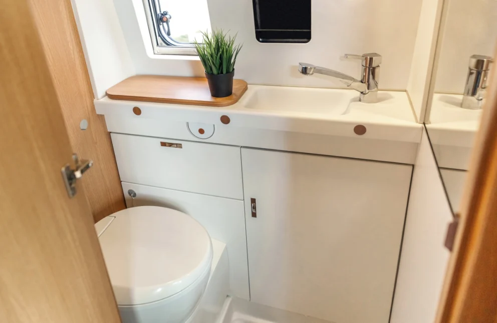Vue sur la salle de bain d'une roulotte.