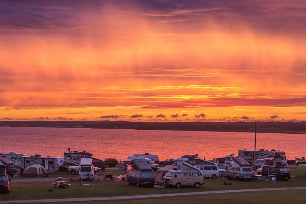 Vue éloigné du campement du Parc de Gros Cap au coucher du soleil.