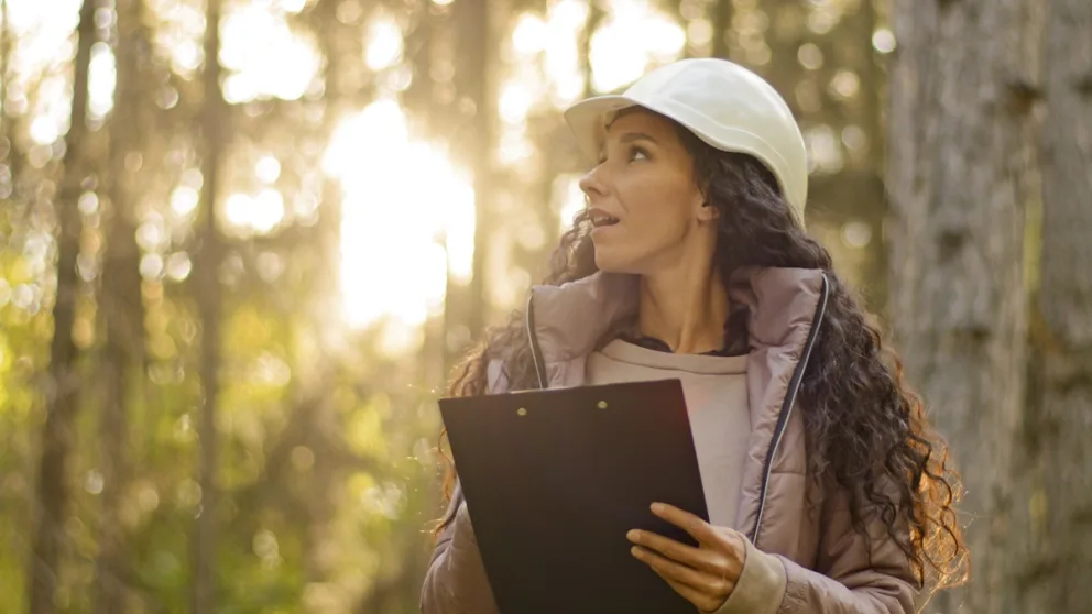 Une femme qui fait l'évaluation initial d'une roulotte.