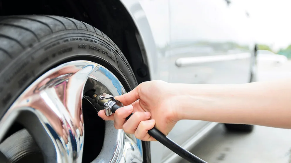 Vérification d'un pneu d'une roulotte