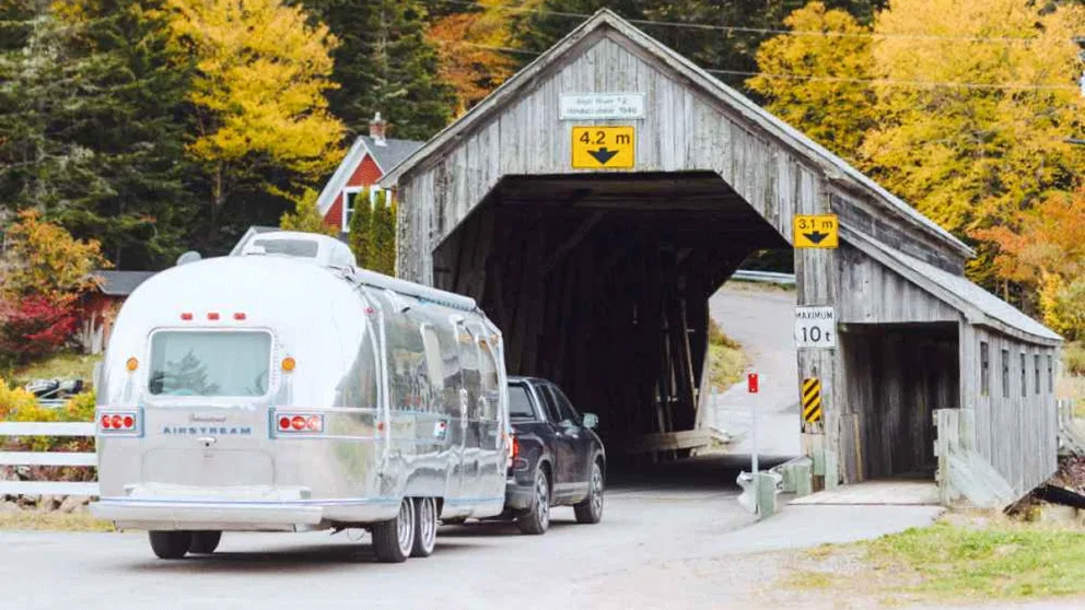 Vue latérale d'une roulotte traversant un pont au Nouveau-Brunswick