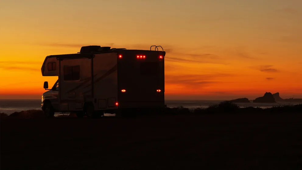 Vue arrière d'une roulotte en arrêt sur le bord de la mer au Nouveau-Brunswick