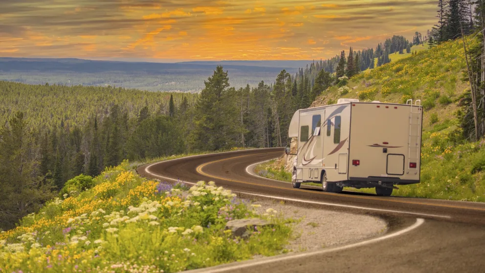 Un véhicule récréatif sur la route pour la Nouvelle-Écosse.