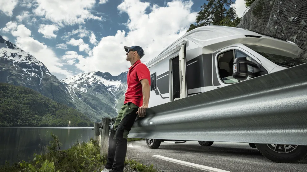 Un Homme sur le bord de la route avec son VR qui n'avait pas prévu son arrêt.