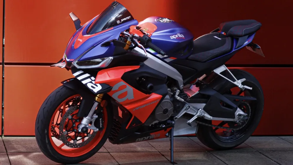 vue latérale d'une moto Aprilia RS 660