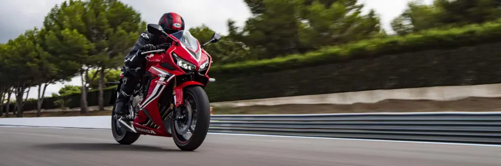 vue latérale avant d'une moto Honda CBR650R