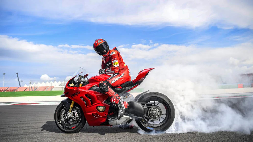 vue latérale d'une moto Ducati Paningale V4 R