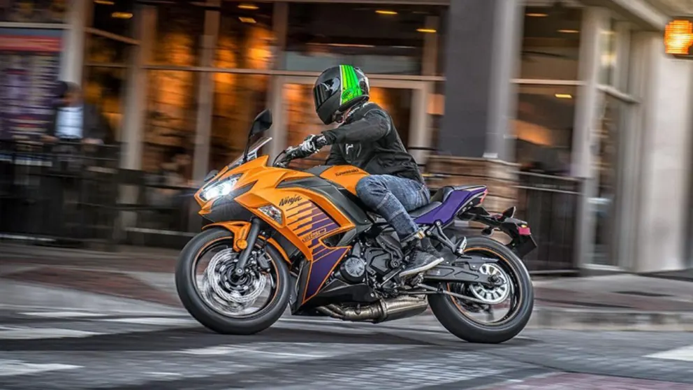 vue latérale avant d'une moto Kawasaki Ninja 650