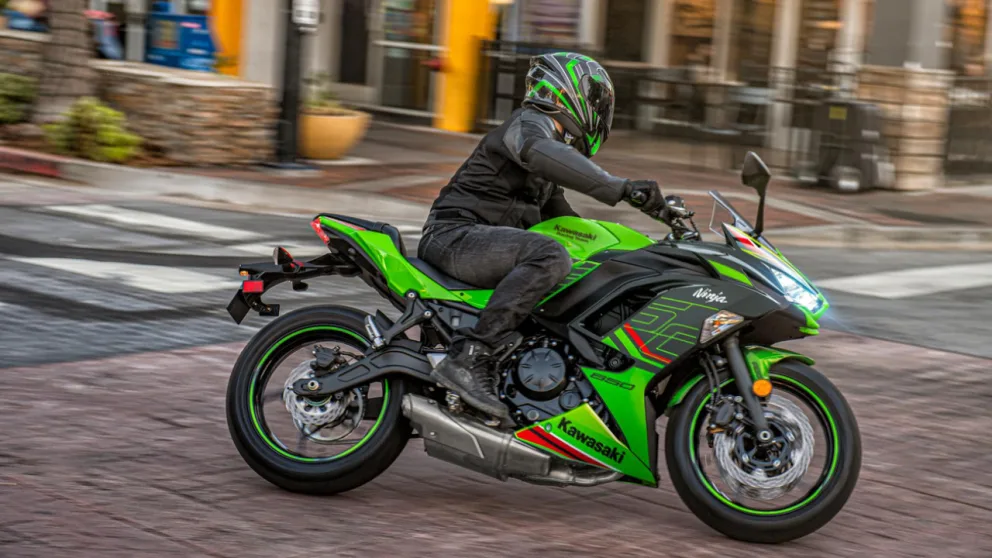 vue latérale d'une moto Kawasaki Ninja 650 dans une courbe en ville