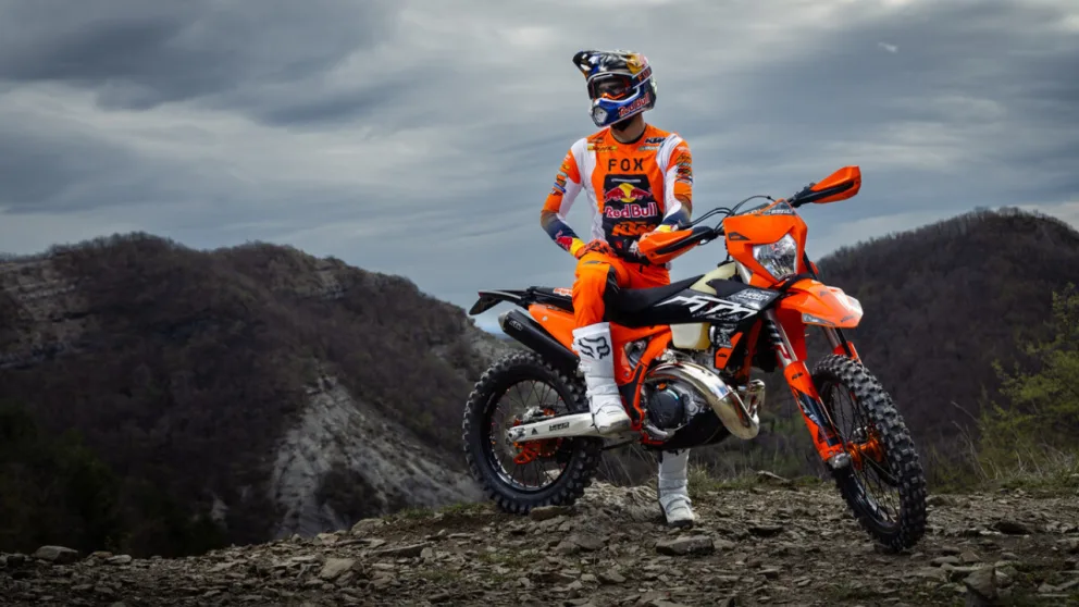 vue latérale avant d'une moto KTM 300 EXC