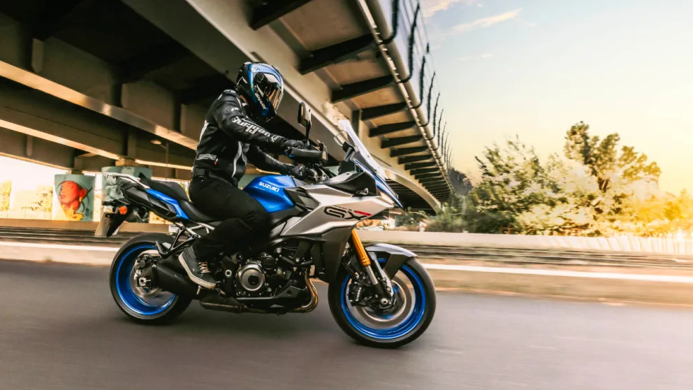 vue latérale avant d'une moto Suzuki GSX S1000GX