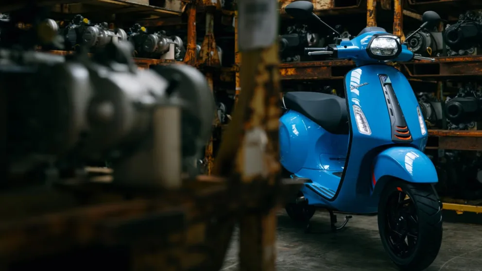 Vespa Sprint 50 dans un atelier