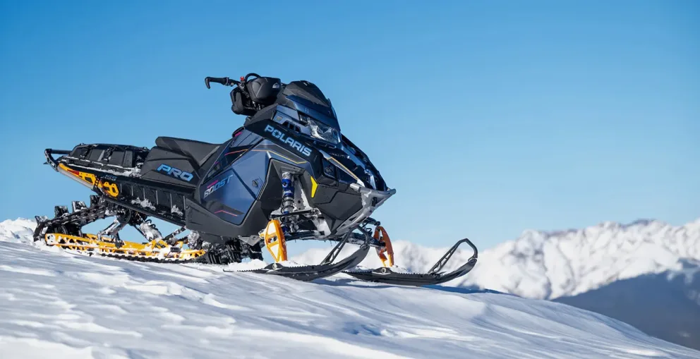 Motoneige Polaris Pro RMK Limited Edition 2026 vue avant trois quarts en action dans la neige profonde.