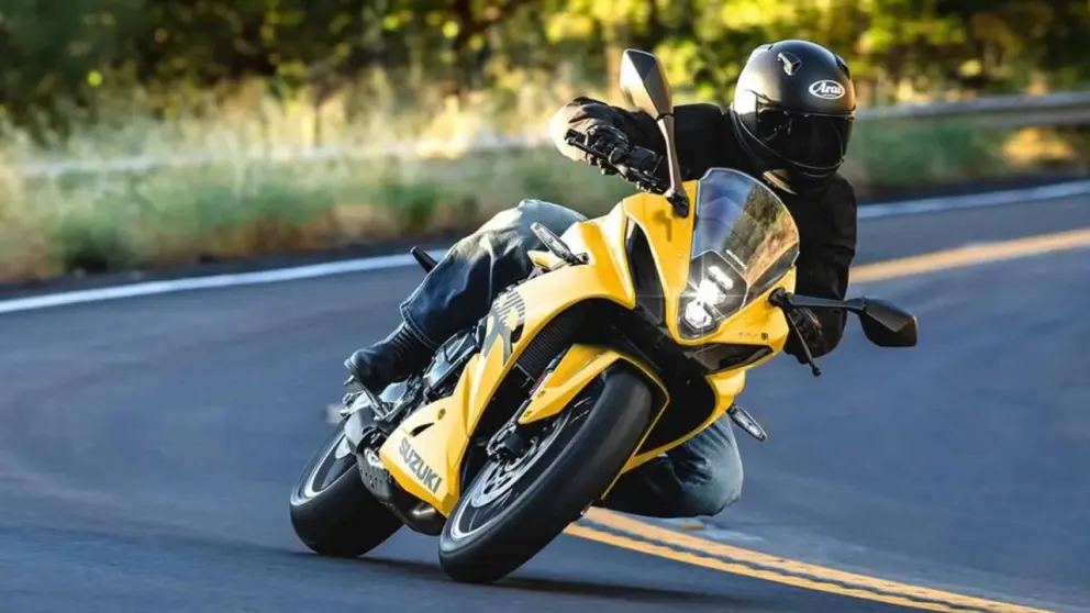vue latérale avant d'une moto Suzuki 8S dans une courbe