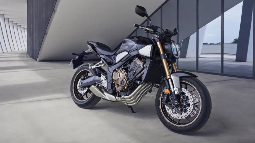 vue latérale avant d'une Honda CB-650