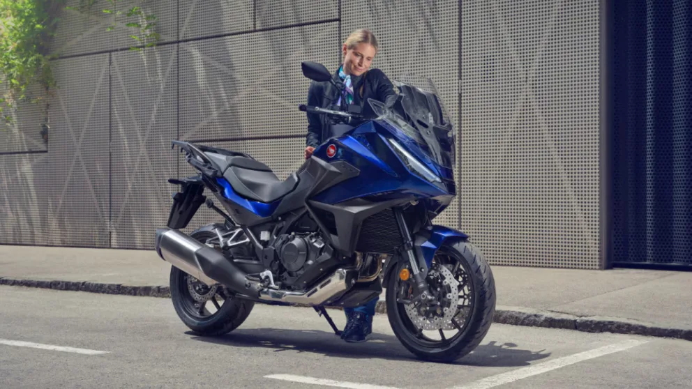 vue latérale avant d'une moto Honda NT-1100