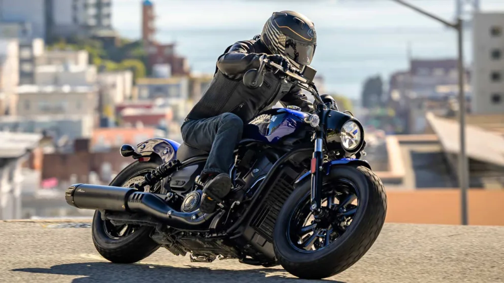 vue latérale avant d'une moto Indian Scout en ville