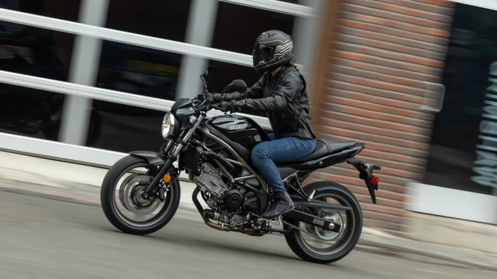 vue latérale d'une moto Suzuki SV650