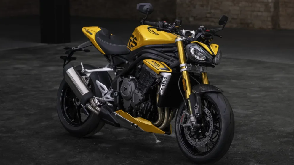 vue latérale avant d'une moto Triumph Street Triple