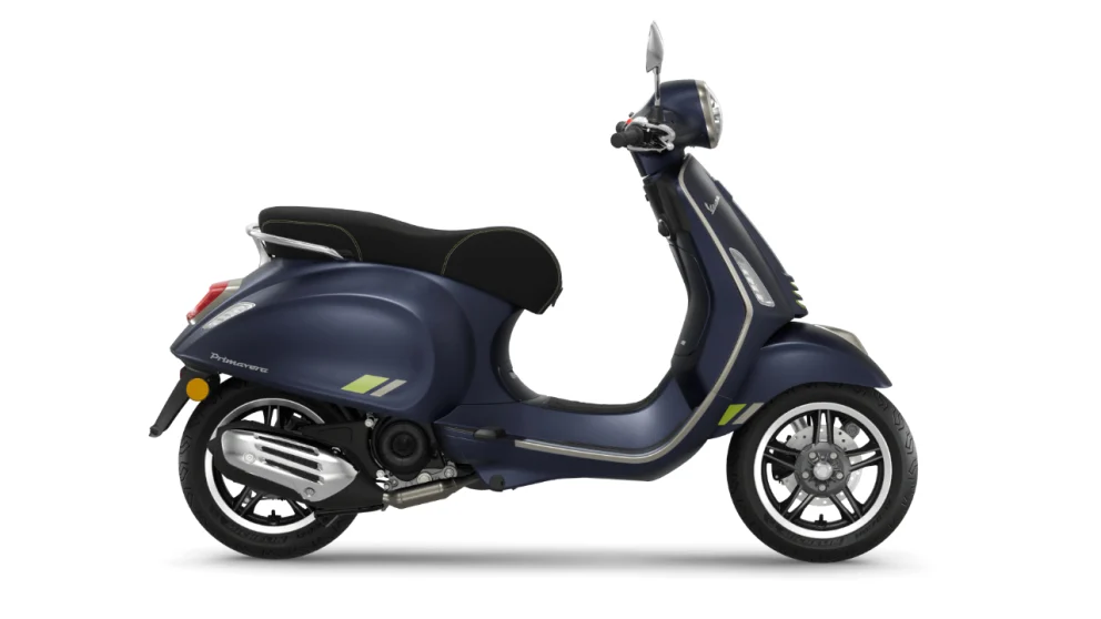 vue latérale d'un scooter Vespa Primavera 50